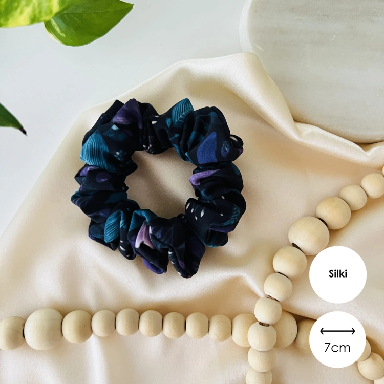 gumka-do-wlosow-scrunchie-silki-jesienna-aura-jesien-akcesoria-xxl-mini-midi-fioletowa-w-kwiaty (10).jpg
