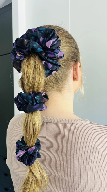 gumka-do-wlosow-scrunchie-silki-jesienna-aura-jesien-akcesoria-xxl-mini-midi-fioletowa-w-kwiaty (1).JPG