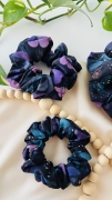 gumka-do-wlosow-scrunchie-silki-jesienna-aura-jesien-akcesoria-xxl-mini-midi-fioletowa-w-kwiaty (7).JPG