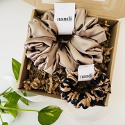 pakowanie-scrunchie-na-prezent-pudelko-prezentowe-z-okienkiem-nandi (4).jpg