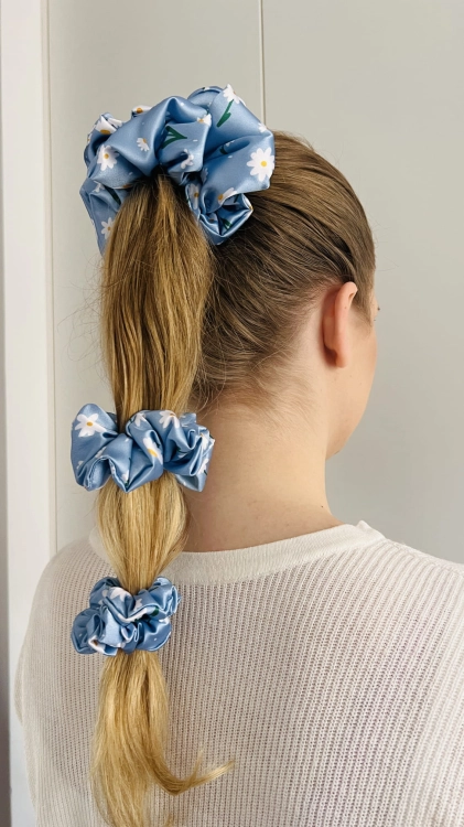 gumka-do-wlosow-scrunchies-stokrotki-niebieskie-satyna-dla-wlosow-najlepsza-autorski-wzor (7).JPG