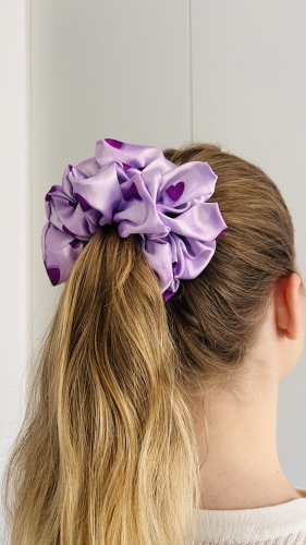 autorski-wzor-satyna-akcesoria-do-wlosow-serduszka-fioletowe-modelka-opaska-gumka-scrunchie-poszewka (6).JPG