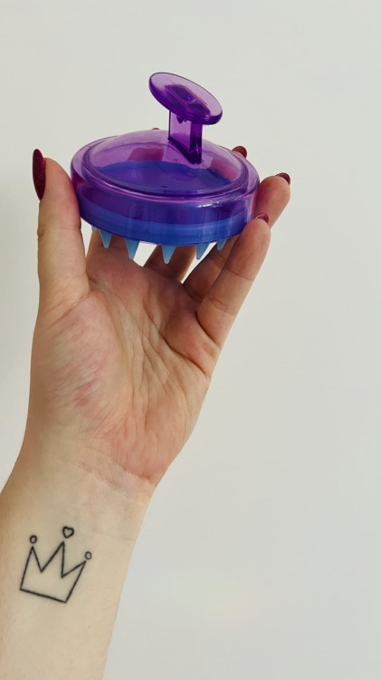 masazer-do-skory-glowy-silikonowy-szczotka-do-wlosow-do-wcierek-szybki-porost-wlosow-fioletowa-niebieska (5).jpg