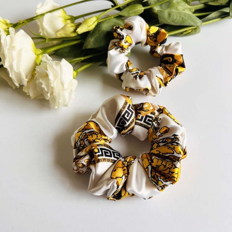 gumka-do-wlosow-scrunchie-satyna-meduza-versace (3).jpg