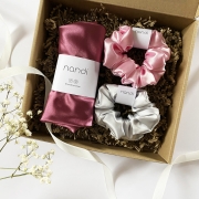 zestaw-prezentowy-prezent-na-urodziny-swieta-box-gift-satynowy-czepek-do-wlosow-i-satynowe-gumki-scrunchie (1).jpg