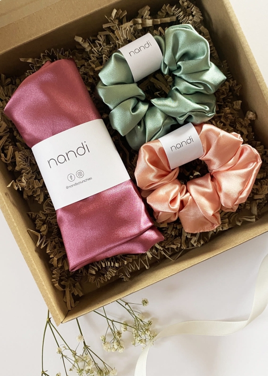 zestaw-prezentowy-prezent-na-urodziny-swieta-box-gift-satynowy-czepek-do-wlosow-i-satynowe-gumki-scrunchie (12).jpg