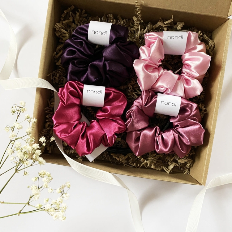 zestaw-prezentowy-prezent-na-urodziny-swieta-box-gift-satynowe-gumki-scrunchie-organizer-na-gumki-frotki (1).jpg