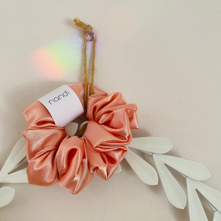 zestaw-prezentowy-prezent-na-urodziny-box-gift-satynowe-gumki-scrunchie-masazer-silikonowy-do-wcierek (10).jpg