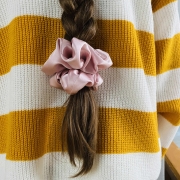 zestaw-prezentowy-prezent-na-urodziny-box-gift-satynowe-gumki-scrunchie-masazer-silikonowy-do-wcierek (11).jpg