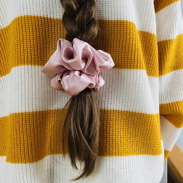 zestaw-prezentowy-prezent-na-urodziny-box-gift-satynowe-gumki-scrunchie-masazer-silikonowy-do-wcierek (11).jpg
