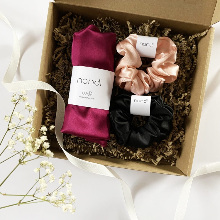zestaw-prezentowy-prezent-na-urodziny-swieta-box-gift-jedwabny-czepek-do-wlosow-i-jedwabne-gumki-scrunchie-naturalny-jedwab (1).jpg