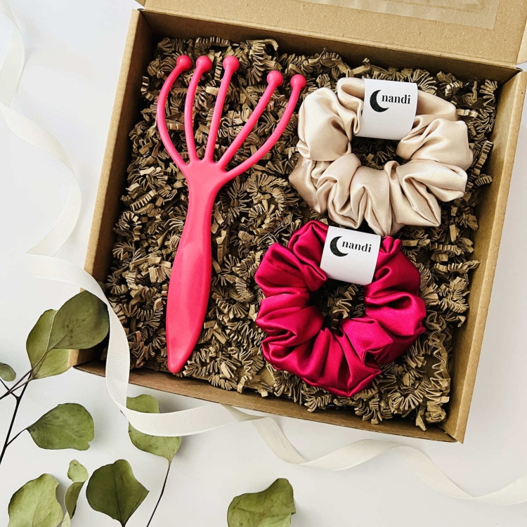 zestaw-prezentowy-prezent-na-urodziny-box-gift-satynowe-gumki-do-wlosow-scrunchie-grabki-do-wlosow-masazer (1).jpg