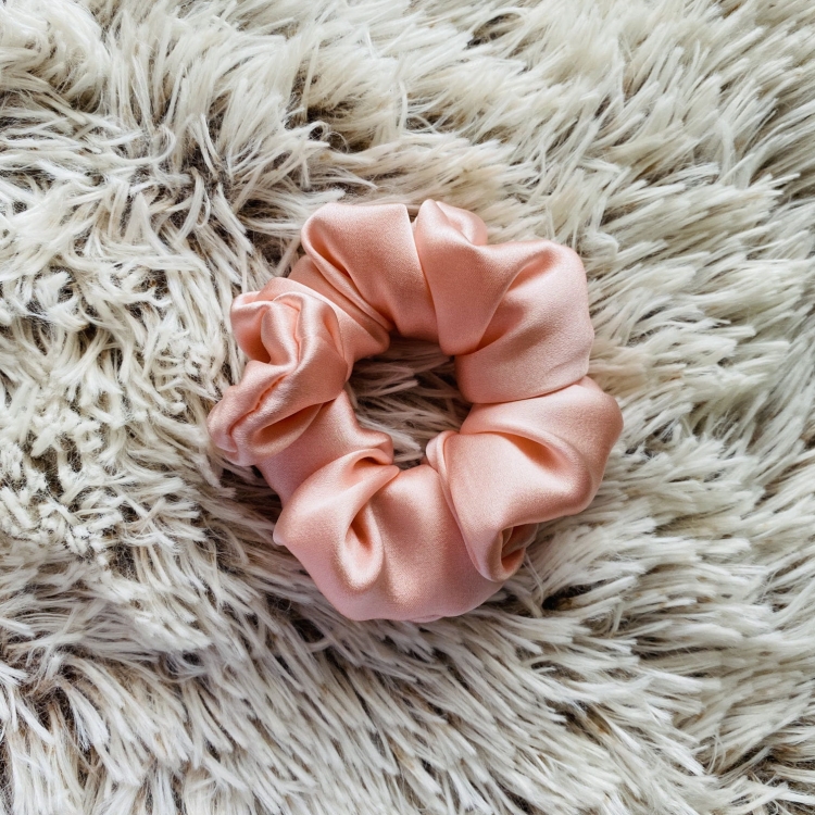 jedwabna-gumka-do-wlosow-naturalny-jedwab-morwowy-momme-22-rozowa (5).jpg