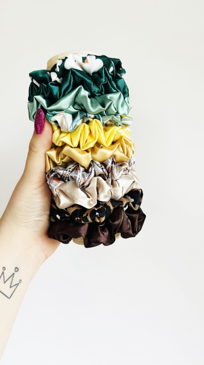 satynowa-gumka-do-wlosow-mini-bezowa (2).jpg