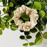 satynowa-gumka-do-wlosow-mini-bezowa (3).jpg