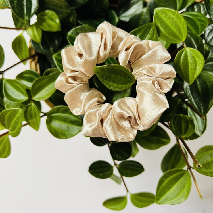 satynowa-gumka-do-wlosow-mini-bezowa (3).jpg