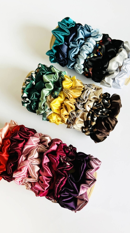 satynowa-gumka-do-wlosow-mini-czarna (7).jpg