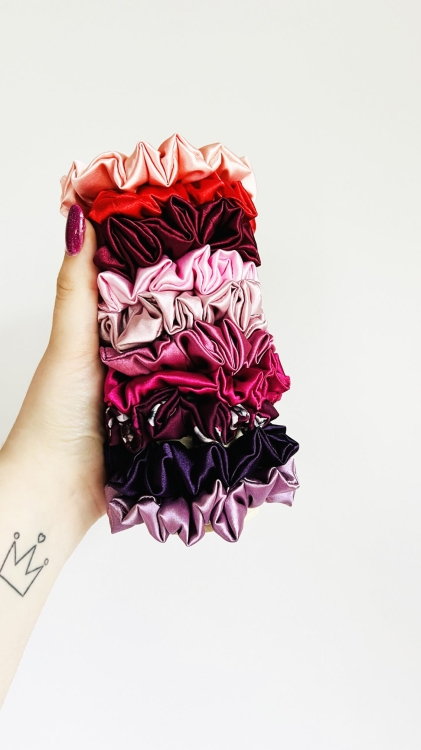 satynowa-gumka-do-wlosow-mini-bordo (2).jpg