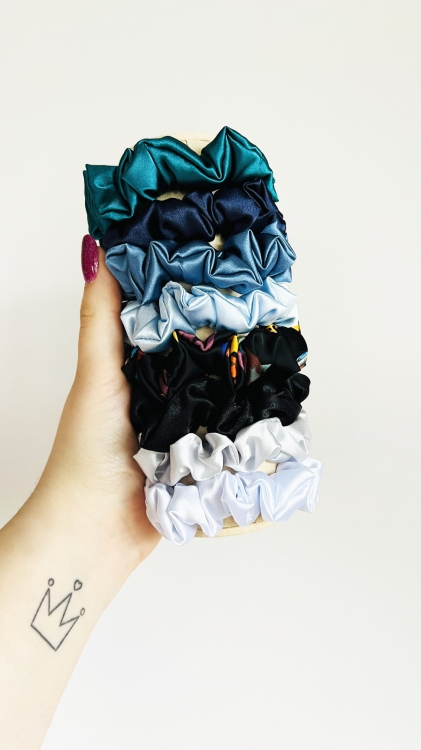 satynowa-gumka-do-wlosow-mini-granatowa (2).jpg