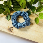 satynowa-gumka-do-wlosow-mini-jeansowa (3).jpg