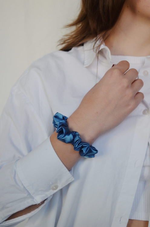 satynowa-gumka-do-wlosow-mini-jeansowa (5).jpg