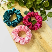 satynowa-gumka-do-wlosow-mini-szmaragdowa (4).jpg