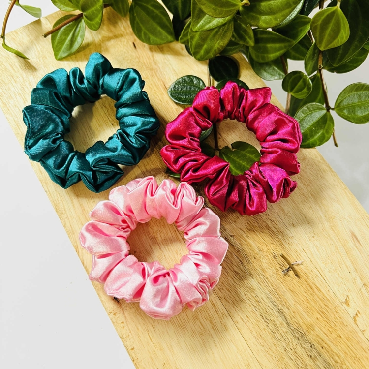 satynowa-gumka-do-wlosow-mini-szmaragdowa (4).jpg