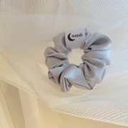 gumka-do-wlosow-scrunchie-satyna-szara (4).jpg