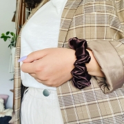 gumka-do-wlosow-scrunchie-satyna-brazowa (7).jpg
