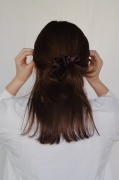 gumka-do-wlosow-scrunchie-satyna-brazowa (8).jpg