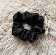 gumka-do-wlosow-scrunchie-satyna-czarna (3).jpg