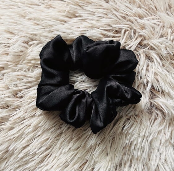 gumka-do-wlosow-scrunchie-satyna-czarna (3).jpg