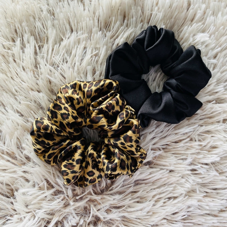 gumka-do-wlosow-scrunchie-satyna-czarna (4).jpg