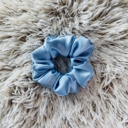 gumka-do-wlosow-scrunchie-satyna-blekit (4).jpg