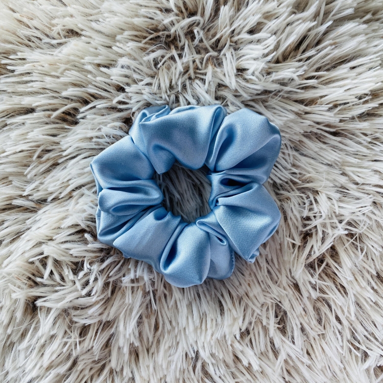 gumka-do-wlosow-scrunchie-satyna-blekit (4).jpg