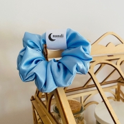 gumka-do-wlosow-scrunchie-satyna-blekit (5).jpg