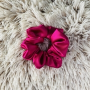 gumka-do-wlosow-scrunchie-satyna-fuksja (3).jpg