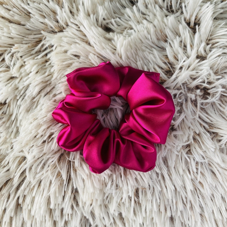 gumka-do-wlosow-scrunchie-satyna-fuksja (3).jpg