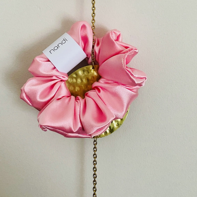 gumka-do-wlosow-scrunchie-satyna-jasno-rozowa (2).jpg