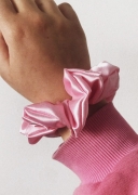 gumka-do-wlosow-scrunchie-satyna-jasno-rozowa (7).jpg