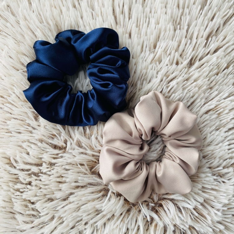gumka-do-wlosow-scrunchie-satyna-granatowa (3).jpg