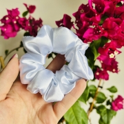 gumka-do-wlosow-scrunchie-satyna-biala (3).jpg