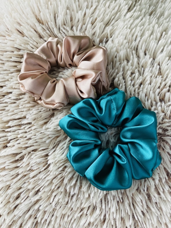 gumka-do-wlosow-scrunchie-satyna-szmaragdowa (2).jpg