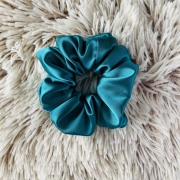 gumka-do-wlosow-scrunchie-satyna-szmaragdowa (3).jpg