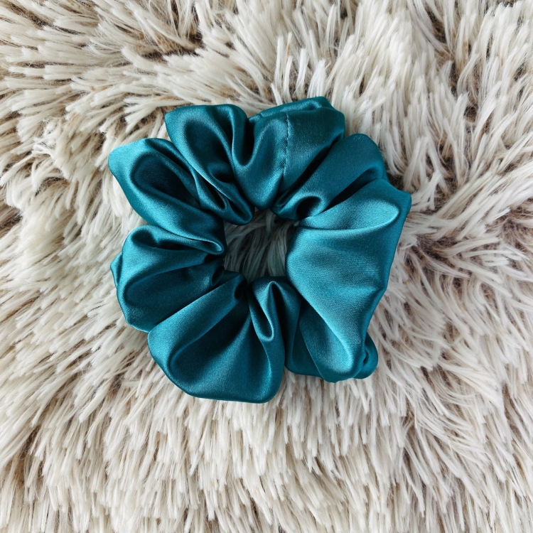 gumka-do-wlosow-scrunchie-satyna-szmaragdowa (3).jpg