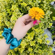 gumka-do-wlosow-scrunchie-satyna-szmaragdowa (5).jpg