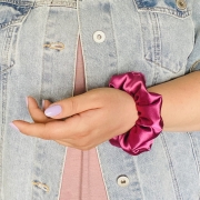 gumka-do-wlosow-scrunchie-satyna-jagoda (2).jpg