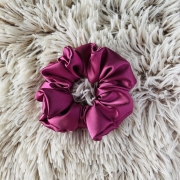 gumka-do-wlosow-scrunchie-satyna-jagoda (5).jpg