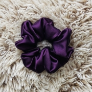 gumka-do-wlosow-scrunchie-satyna-baklazan (2).jpg