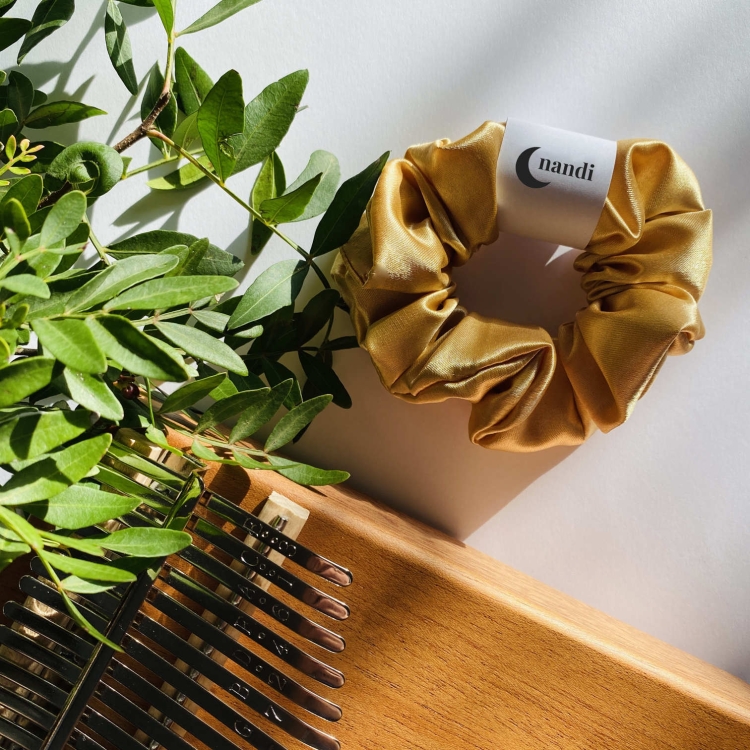 gumka-do-wlosow-scrunchie-satyna-zlota (2).jpg